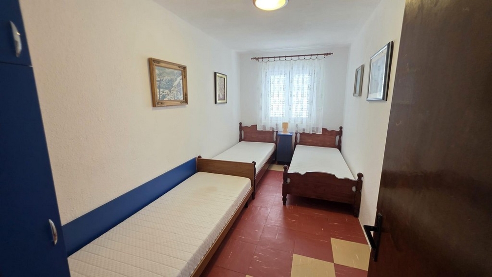 Bedroom with single beds