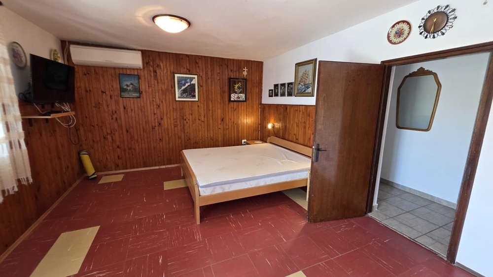 Bedroom with double bed and air conditioning