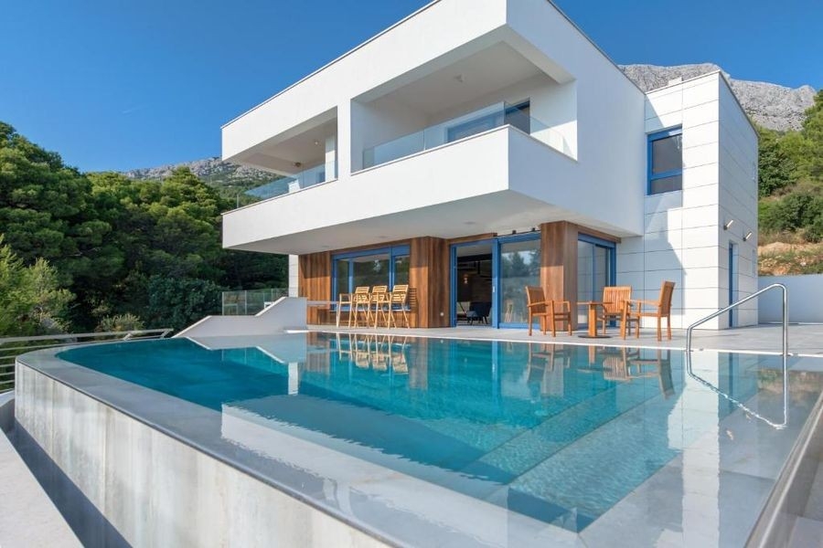 Newly built villa with infinity pool near Makarska