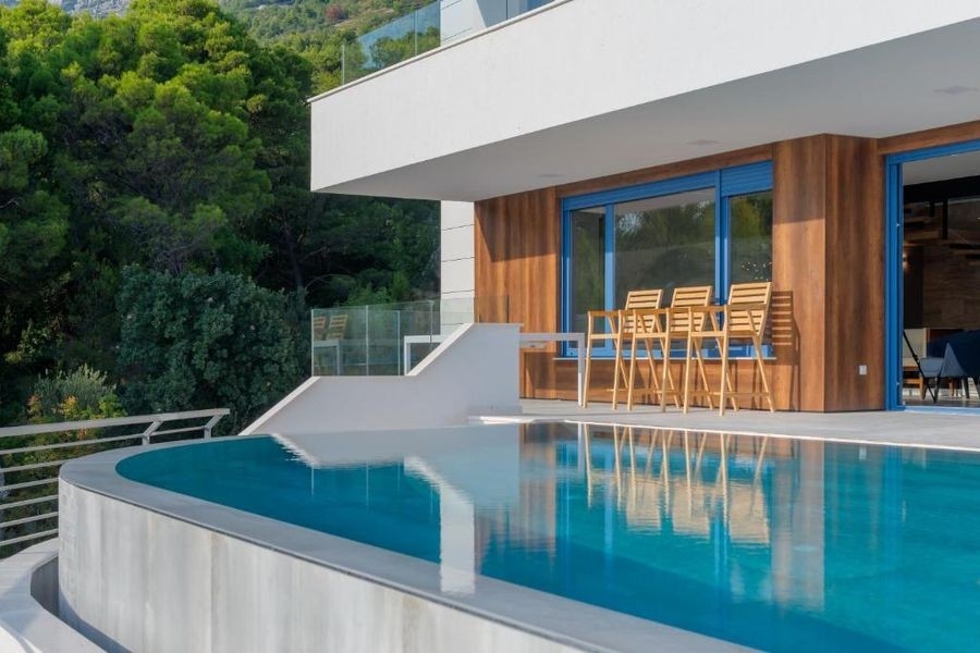 Outdoor area of ​​the villa with pool and terrace