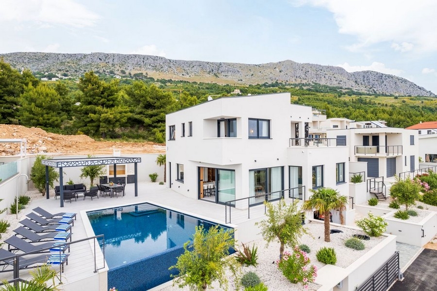 Newly built villa with pool and terrace in Podstrana