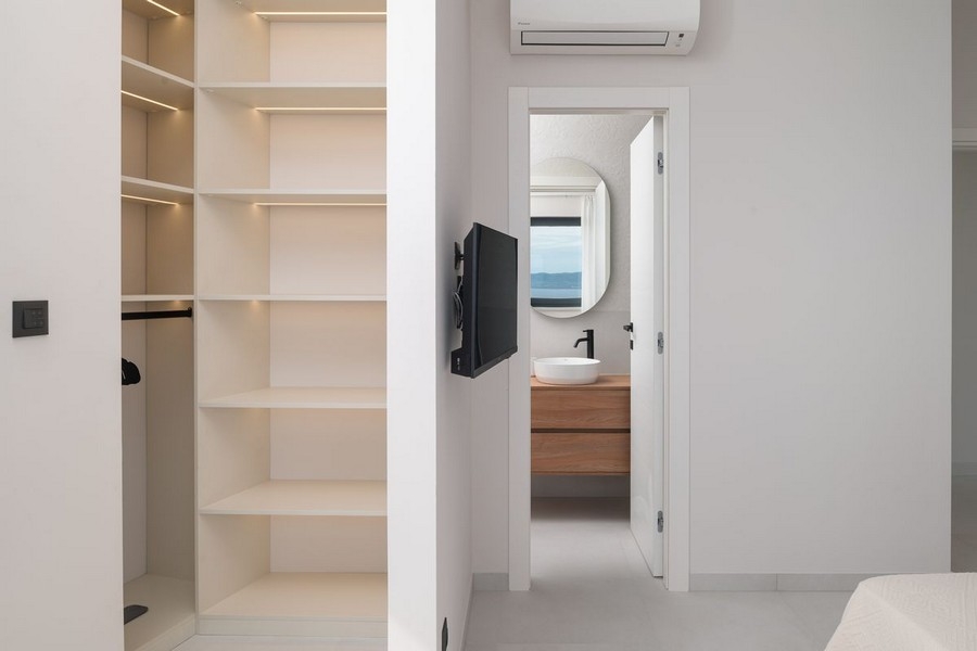Bedroom with dressing room and private bathroom