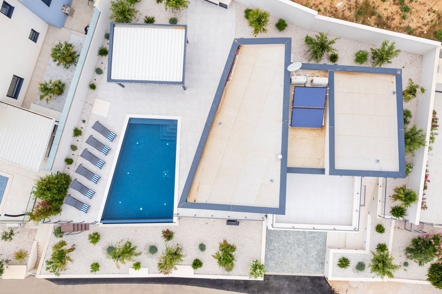 Villa infinity pool and sun terrace