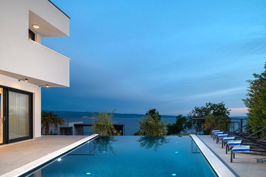 Covered terrace with sea views