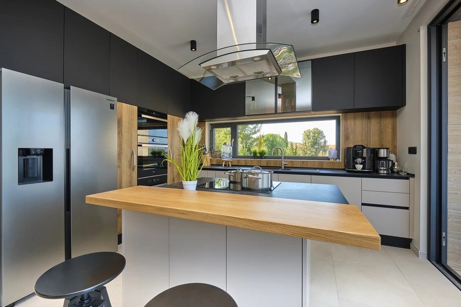 Bright living area with access to the terrace