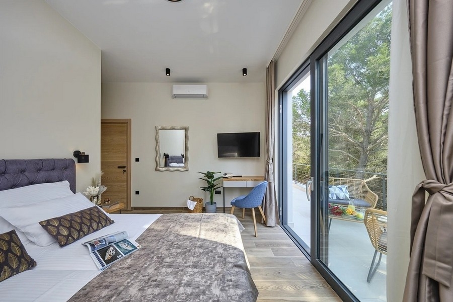 King bedroom with ocean view