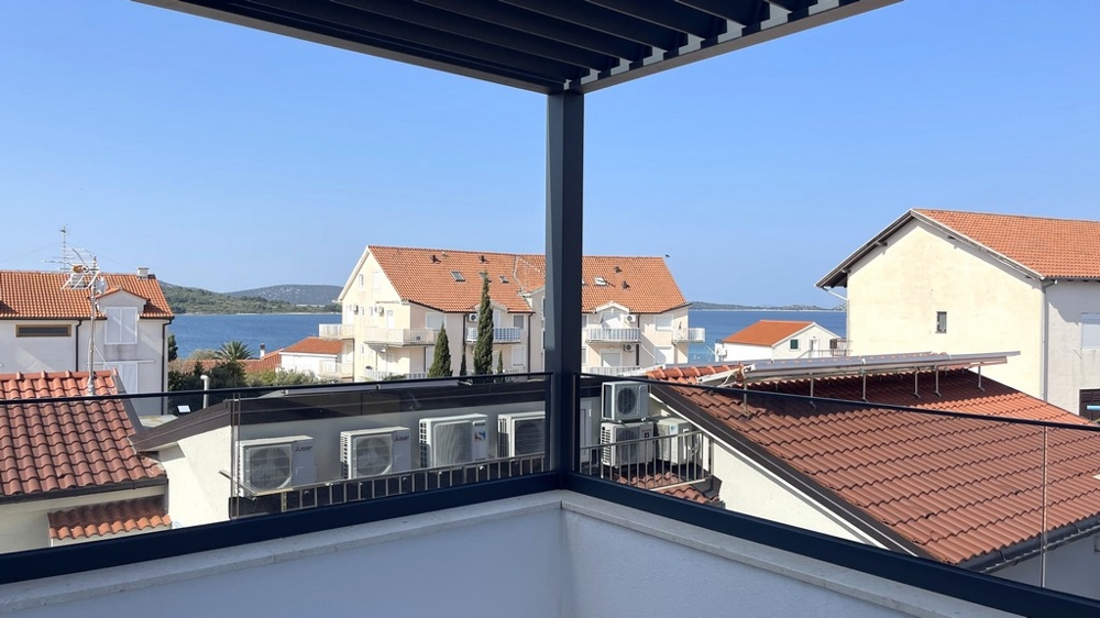 Roof terrace with sea views over the rooftops