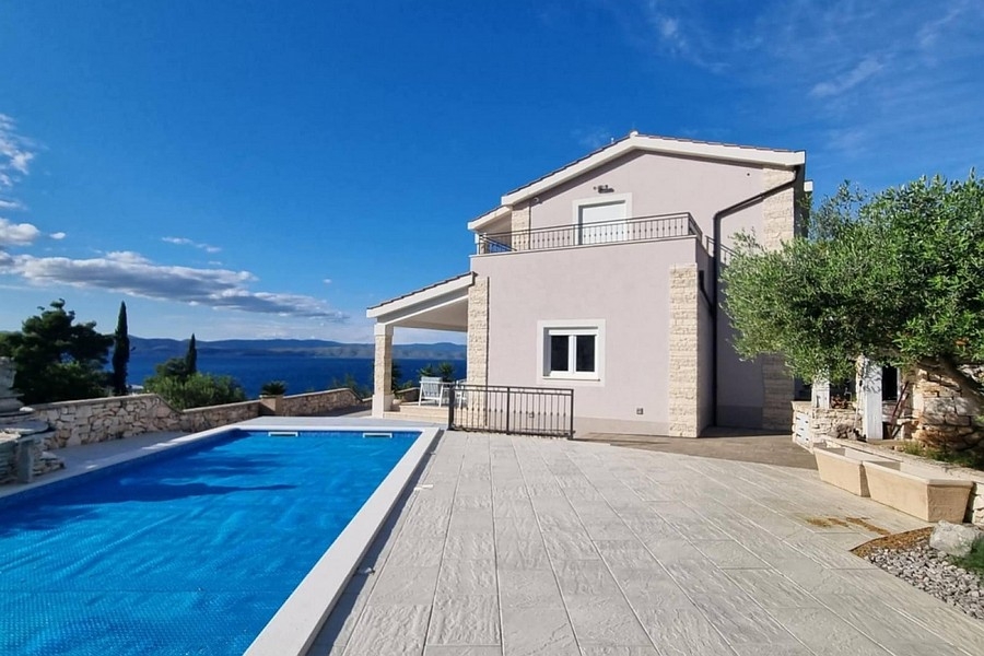 Villa with swimming pool and sea views in Croatia