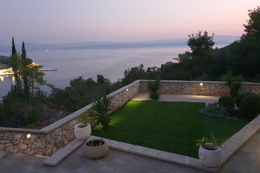 Well-kept garden with sea views in Croatia