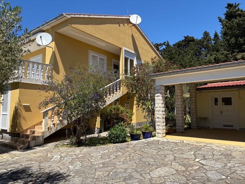 Exterior view of the family house with a covered terrace in Muline on Ugljan