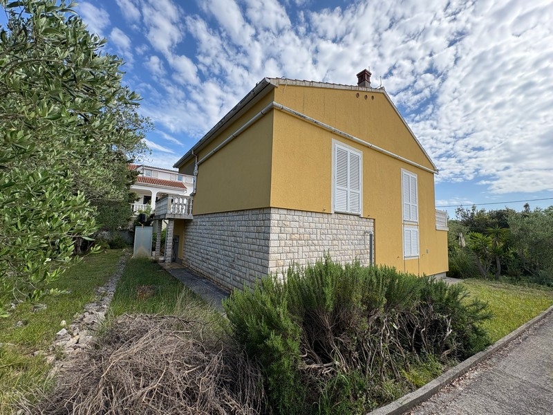 House with garden and sea views in Muline