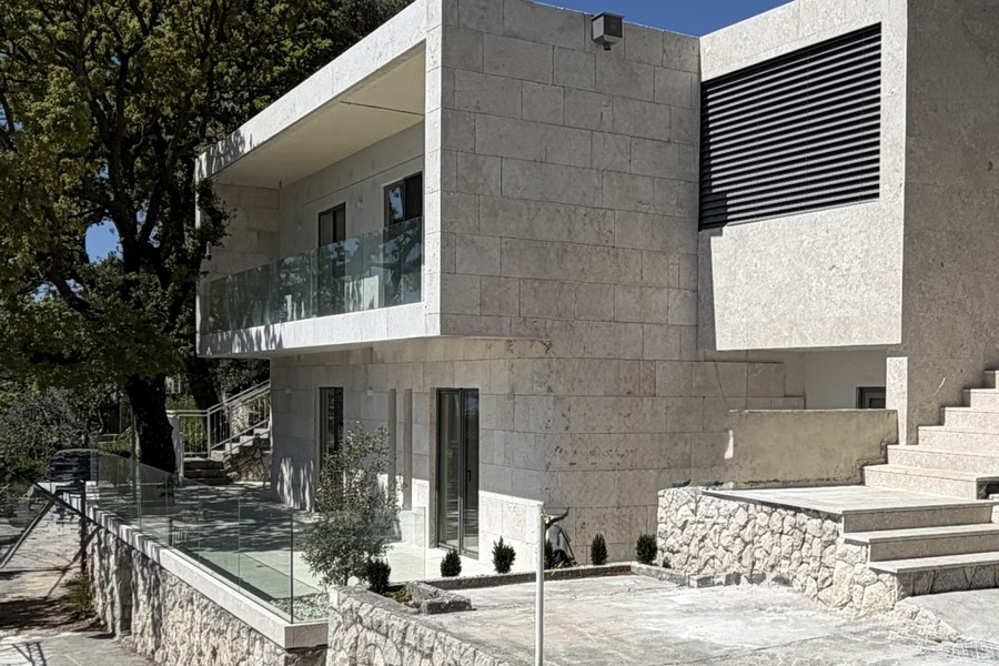 Detached house with stone facade in Omis