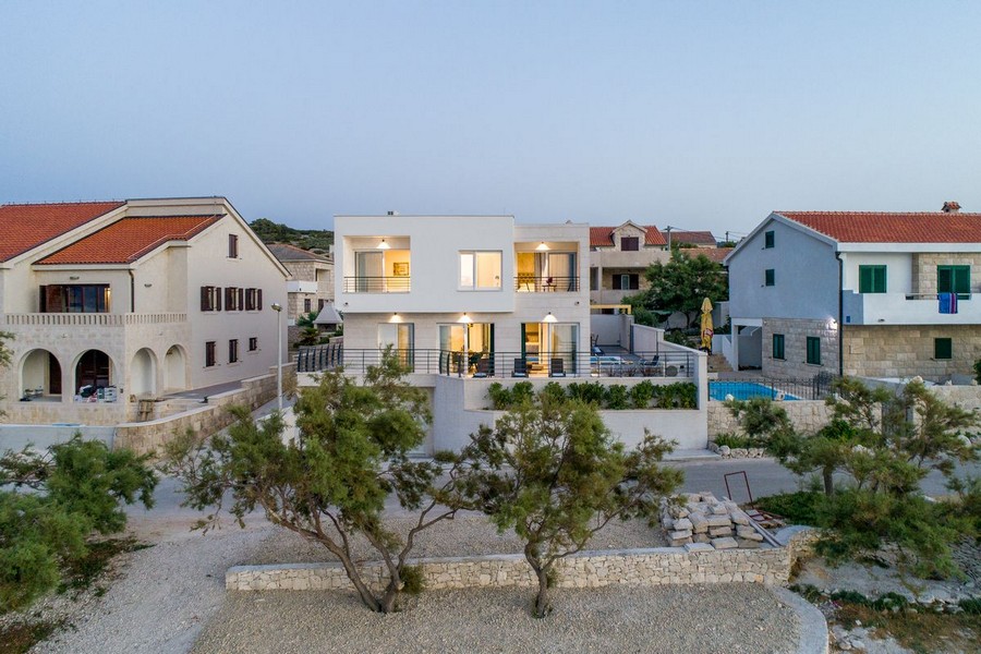 Villa\'s heated swimming pool overlooking the sea