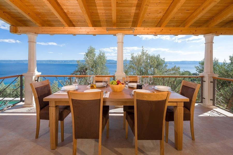 Covered terrace with large table and chairs