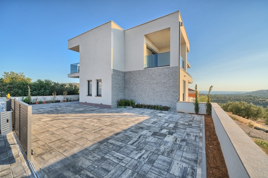 Exterior view of the villa with forecourt