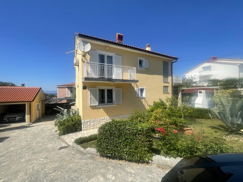 Detached house with garden in Malinska