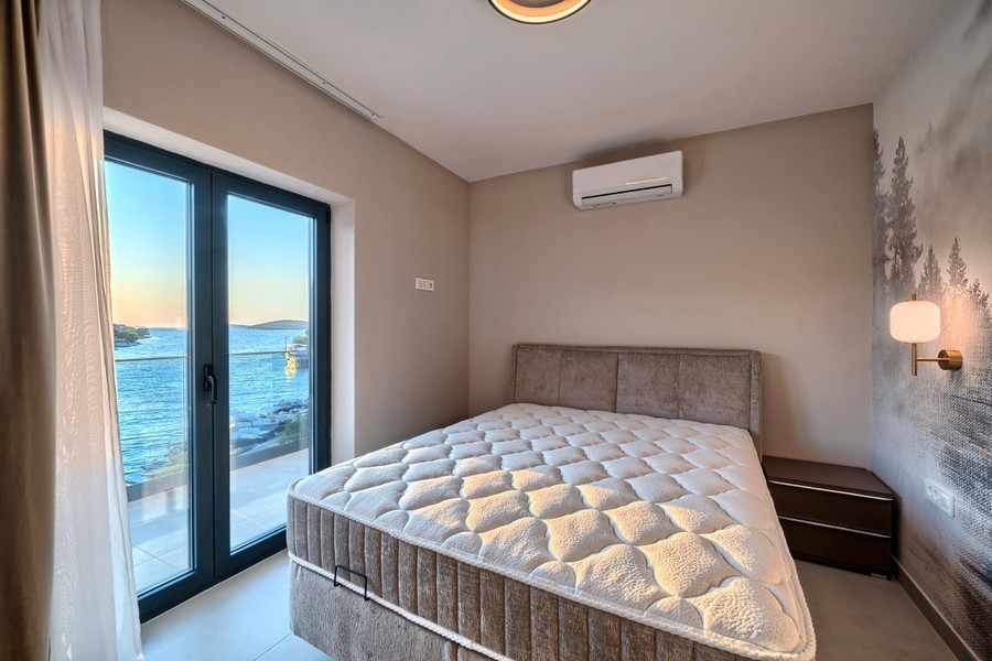 Bedroom with sea view and balcony access