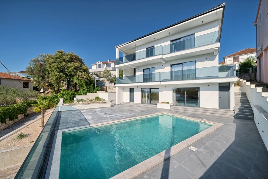 Villa with swimming pool and sun terrace in Croatia