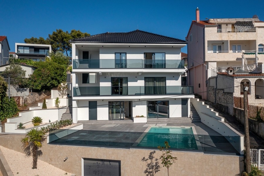 Villa with pool in a Mediterranean location