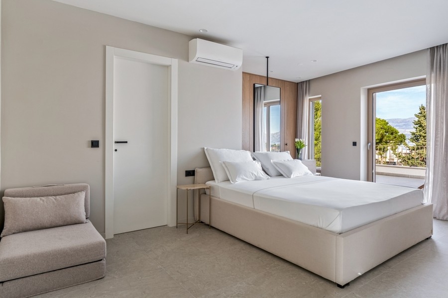 Bedroom with sea view