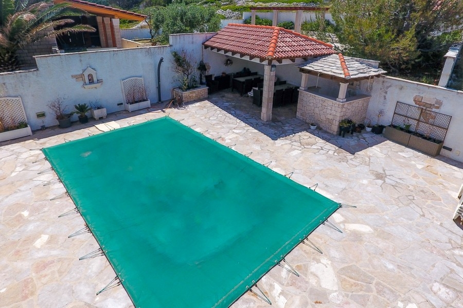 Swimming pool with covered lounge area