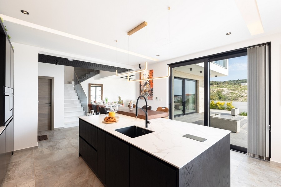 Kitchen with cooking island and terrace access