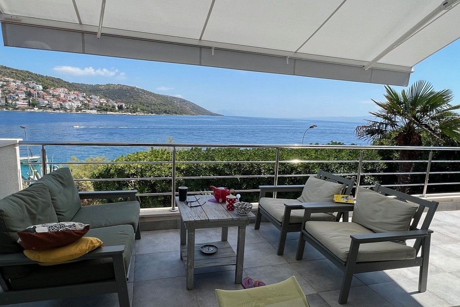Terrace with sea views and electric awning