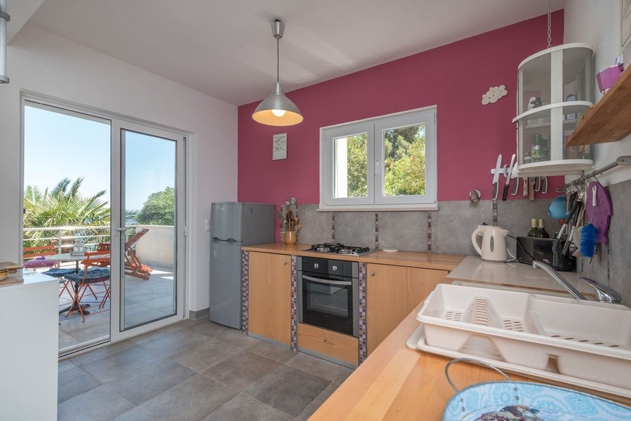 Kitchen with access to the terrace