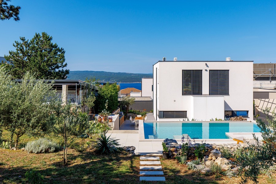Villa with swimming pool and views of the greenery
