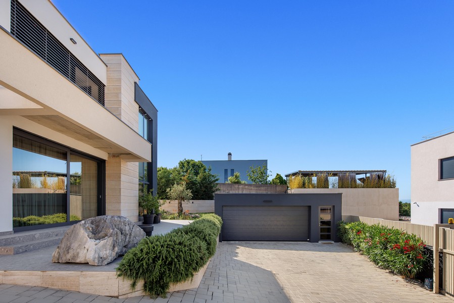 Entrance area of ​​the villa with garage