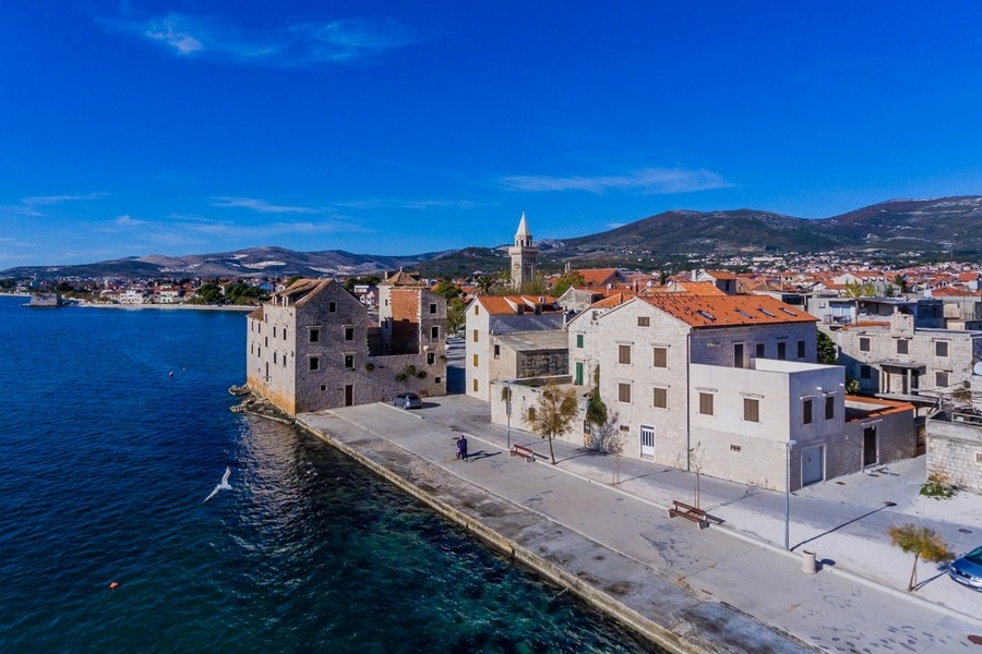 Historic stone house by the sea in Kastela