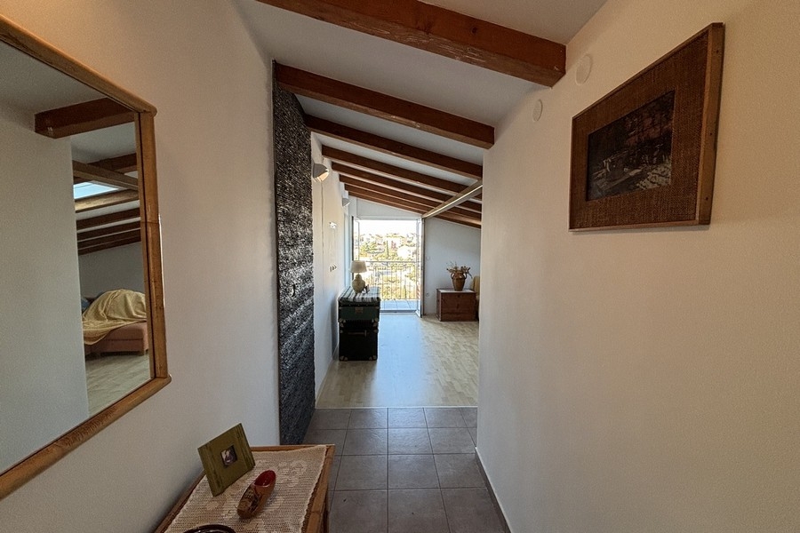 Hallway with wooden beams and view of the terrace