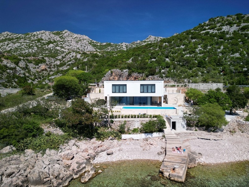 Luxury villa with pool in front of the Velebit mountain backdrop