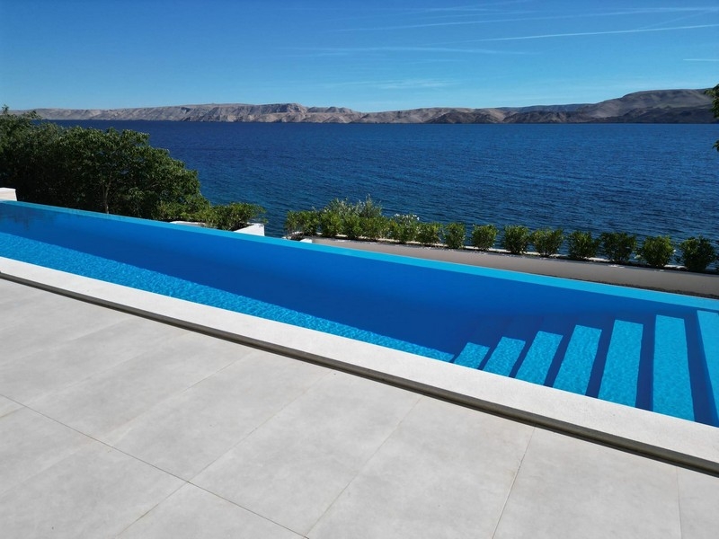Infinity pool with direct sea views