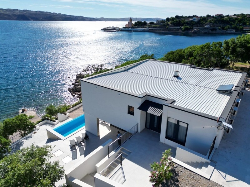 Villa with pool right by the sea