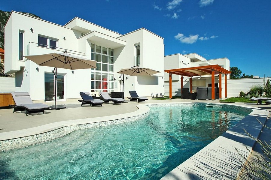 Modern villa with pool and sun terrace in Grizane