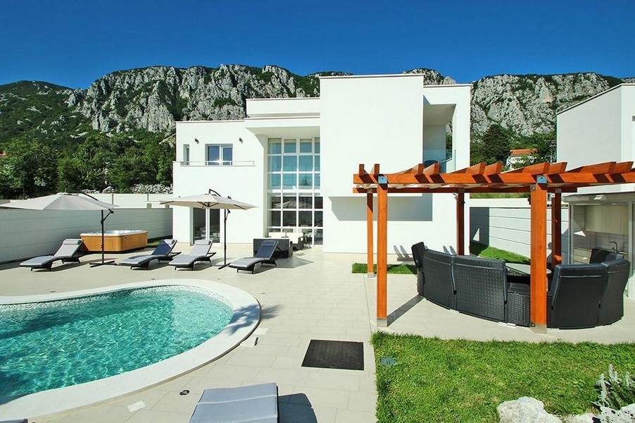 Outdoor area of ​​the villa with pool and jacuzzi