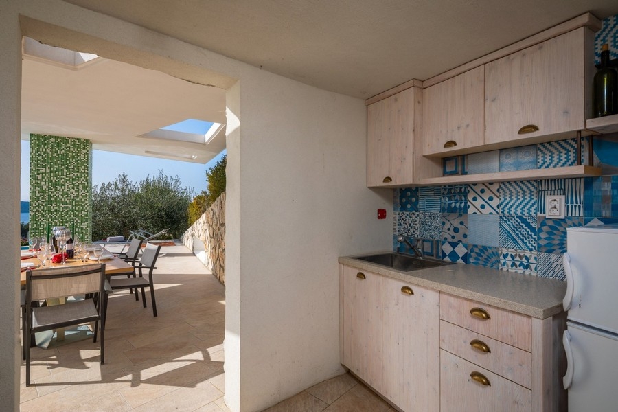 Modern kitchen with access to the terrace