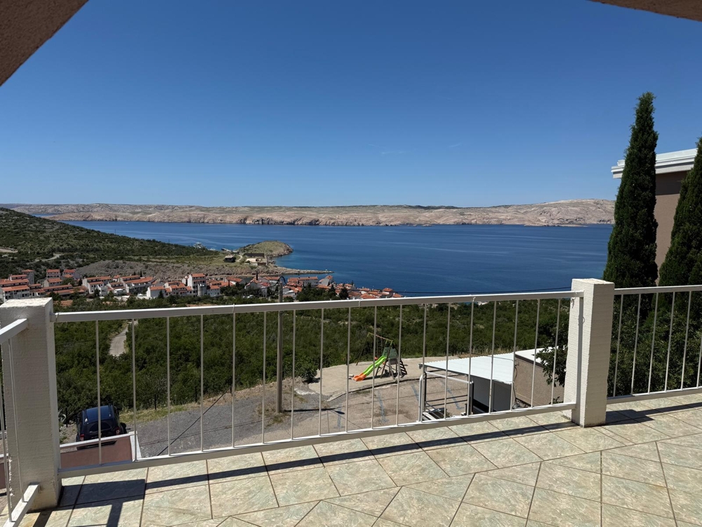 Detached house with sea views in Stinica