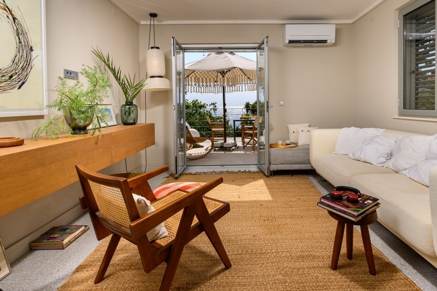 Living area with access to the terrace
