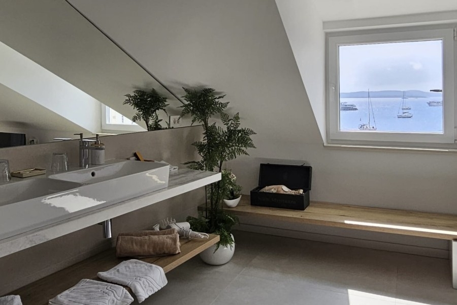 Bathroom with sea view in Croatia