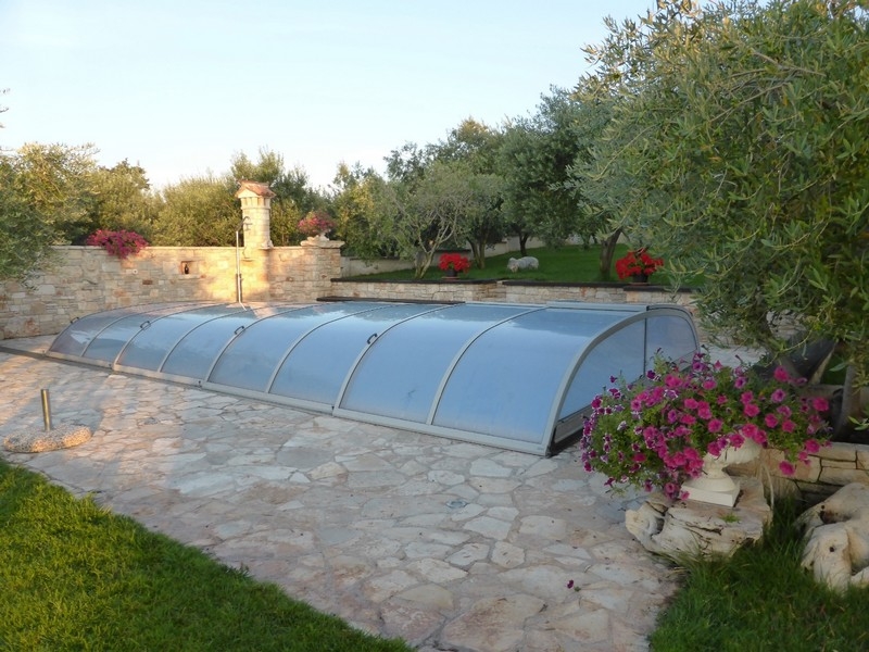 Swimming pool with roof and flowers