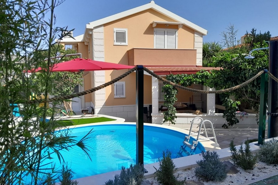 Family house with pool on the island of Ciovo