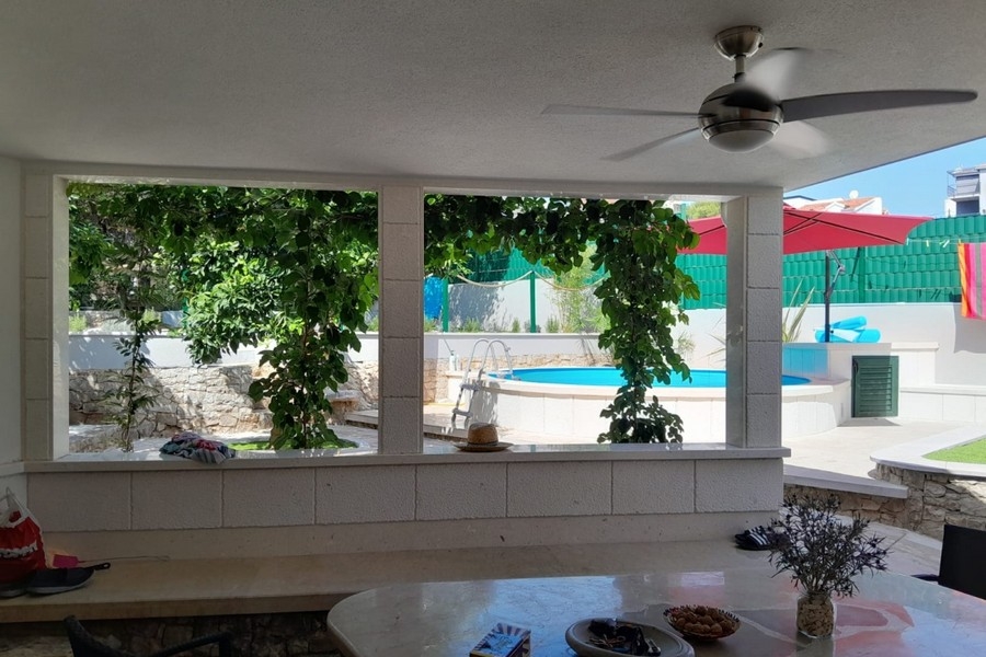 Covered terrace with a view of the garden