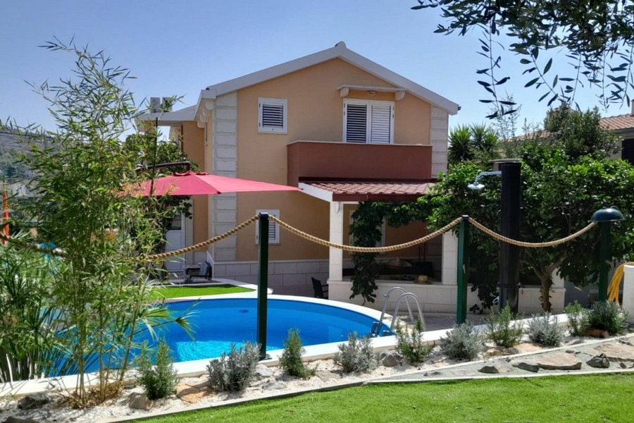Mediterranean house with pool in Croatia