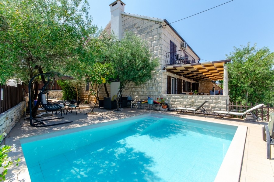 Stone house with swimming pool and terrace in Sutivan