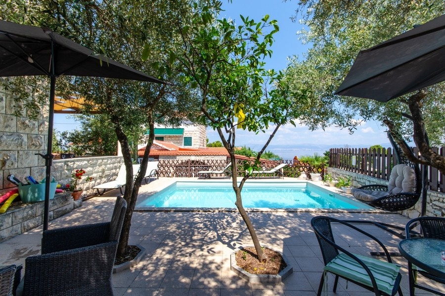 Swimming pool with shaded pergola on Brac