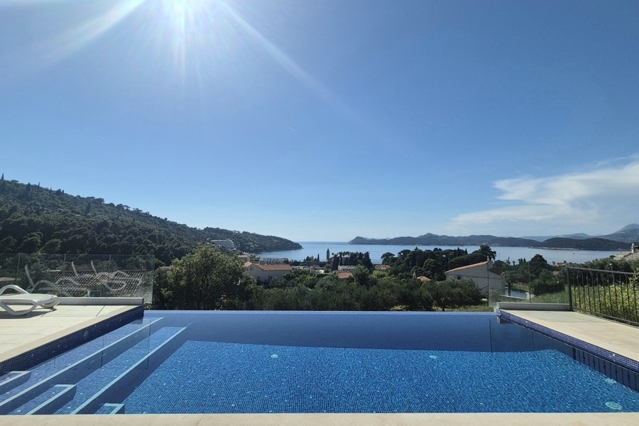 Infinity pool overlooking the sea