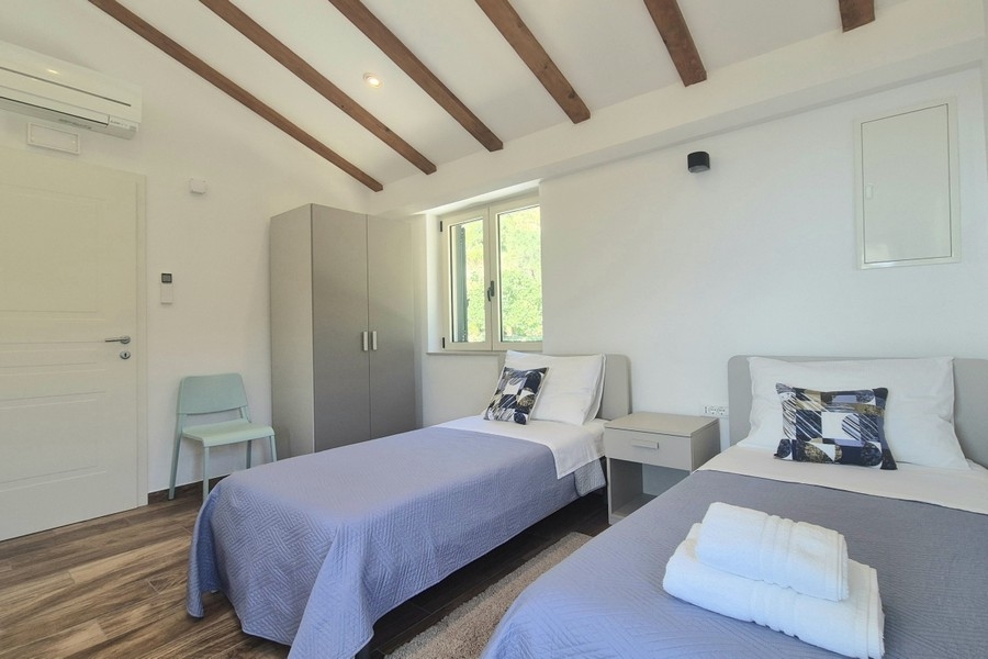 Bedroom with two single beds