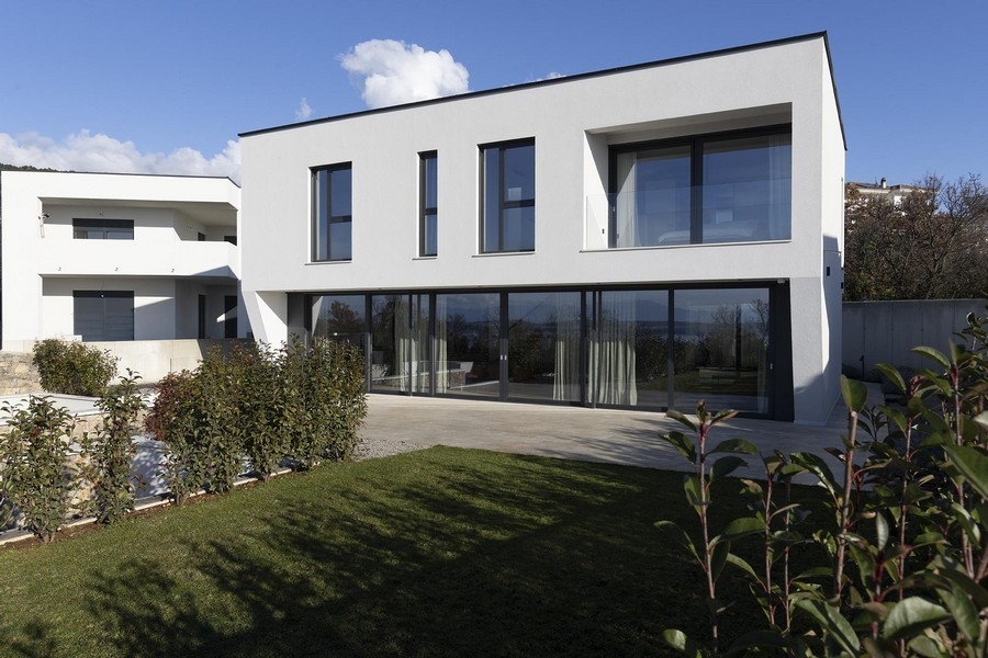 Garden with lawn and glass front